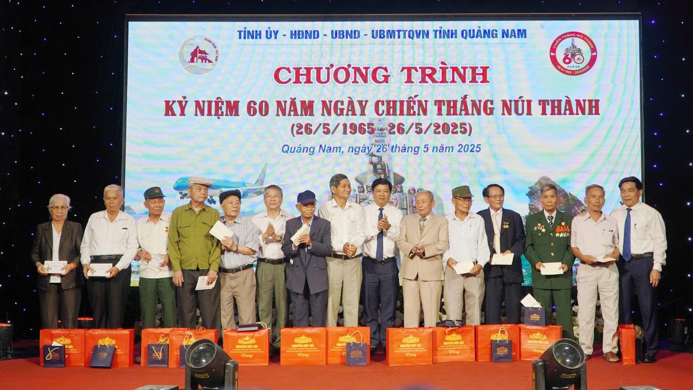 Lãnh đạo tỉnh Quảng Nam tặng quà cho các cựu chiến binh từng tham gia trận đánh Núi Thành. Lãnh đạo tỉnh Quảng Nam tặng quà cho các cựu chiến binh từng tham gia trận đánh Núi Thành.