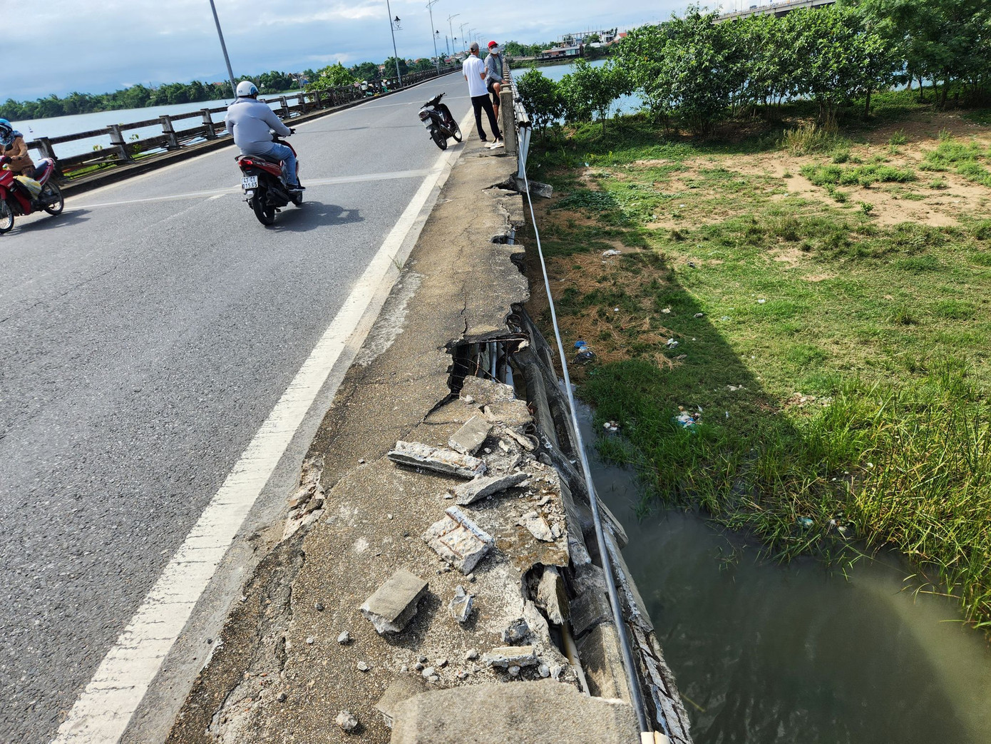 Người đi đường nín thở đi qua đoạn cầu nguy hiểm này.