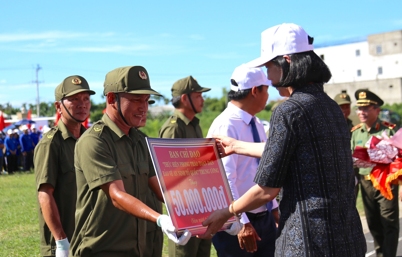 Cũng trong sáng nay, 18 địa phương trên địa bàn tỉnh Quảng Nam đồng loạt tổ chức lễ ra mắt lực lượng tham gia bảo vệ an ninh trật tự (ANTT) ở cơ sở. Toàn tỉnh có khoảng 1.240 tổ bảo vệ ANTT với hơn 4.300 thành viên. Cũng trong sáng nay, 18 địa phương trên địa bàn tỉnh Quảng Nam đồng loạt tổ chức lễ ra mắt lực lượng tham gia bảo vệ an ninh trật tự (ANTT) ở cơ sở. Toàn tỉnh có khoảng 1.240 tổ bảo vệ ANTT với hơn 4.300 thành viên.