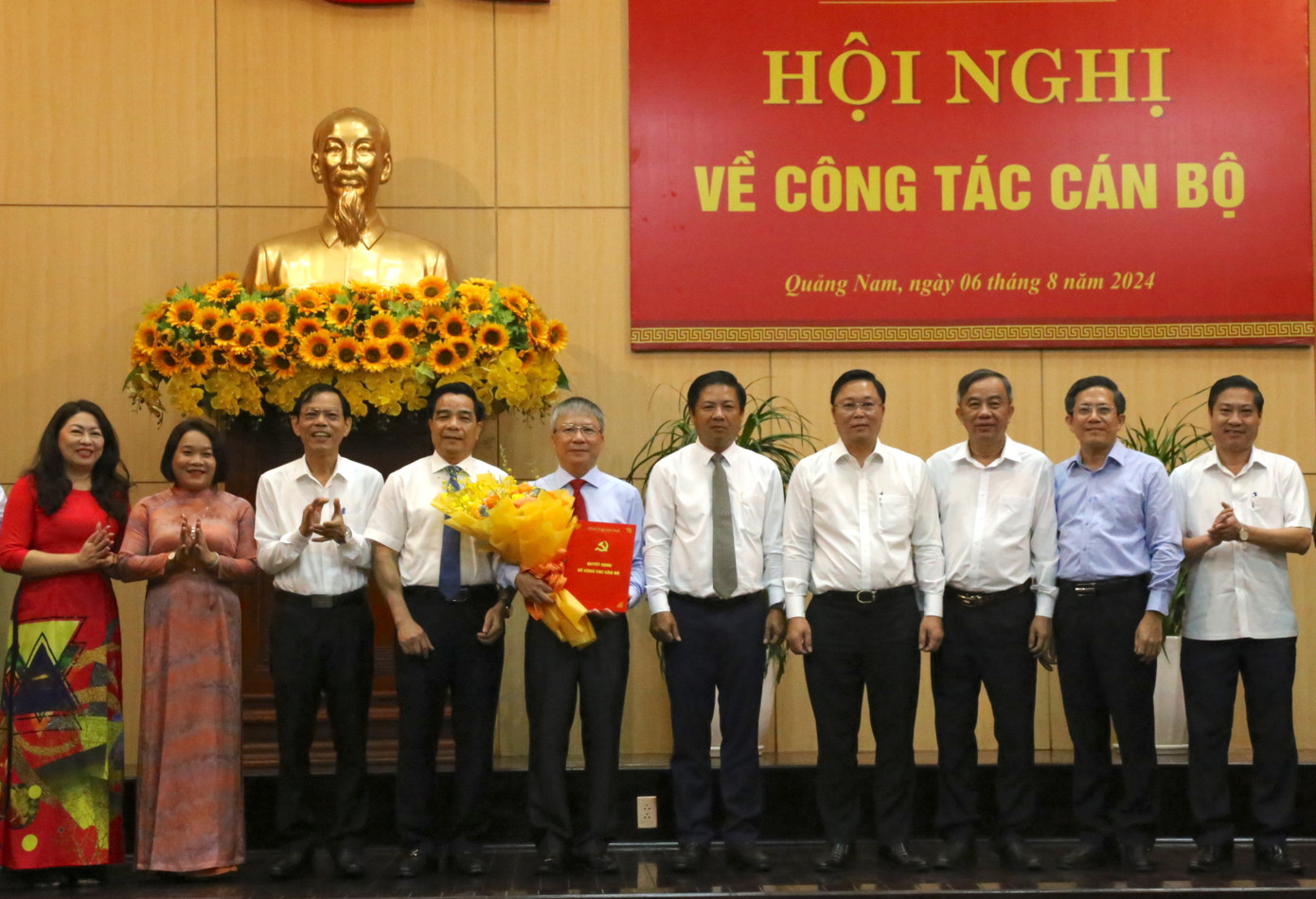 Các đại biểu tặng hoa chúc mừng Phó Bí thư Tỉnh ủy Nguyễn Đức Dũng (thứ 5 từ trái sang).