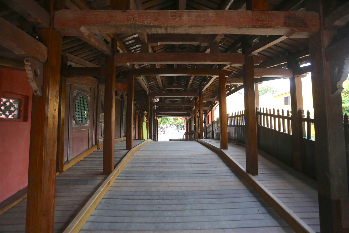 Khu vực bên trong di tích Chùa Cầu.