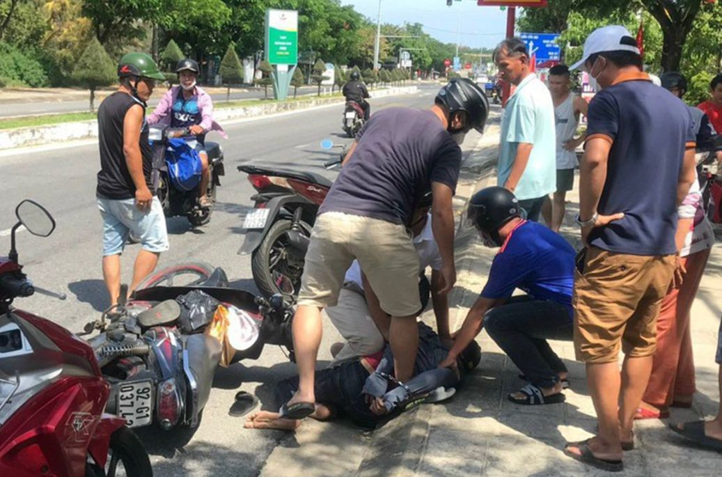 Vây bắt đối tượng Trần Văn Sinh. Ảnh CA