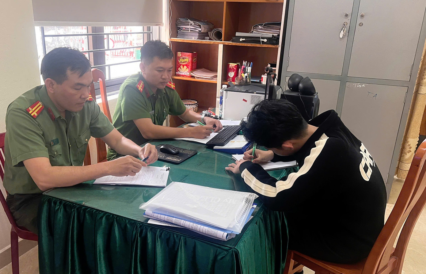 Công an làm việc với đối tượng N.B.H. Ảnh CA Công an làm việc với đối tượng N.B.H. Ảnh CA