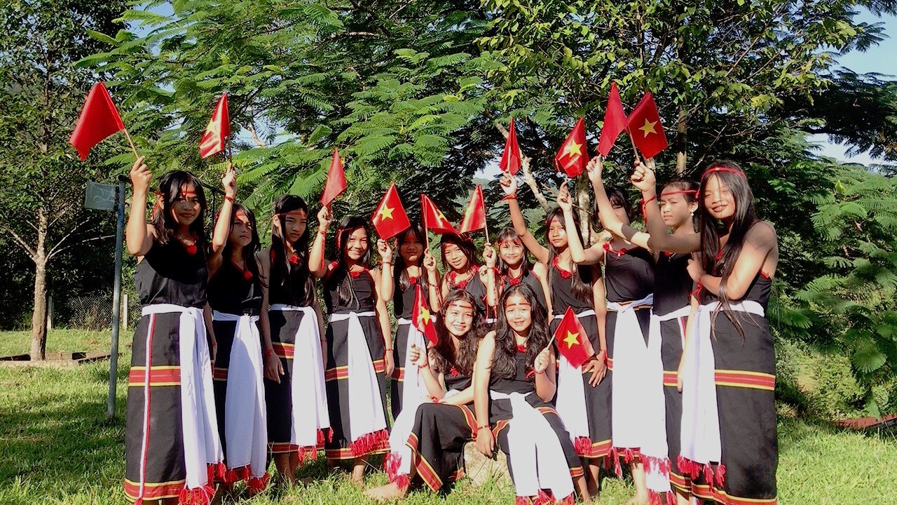 Nữ sinh huyện miền núi Bắc Trà My, Quảng Nam. Nữ sinh huyện miền núi Bắc Trà My, Quảng Nam.