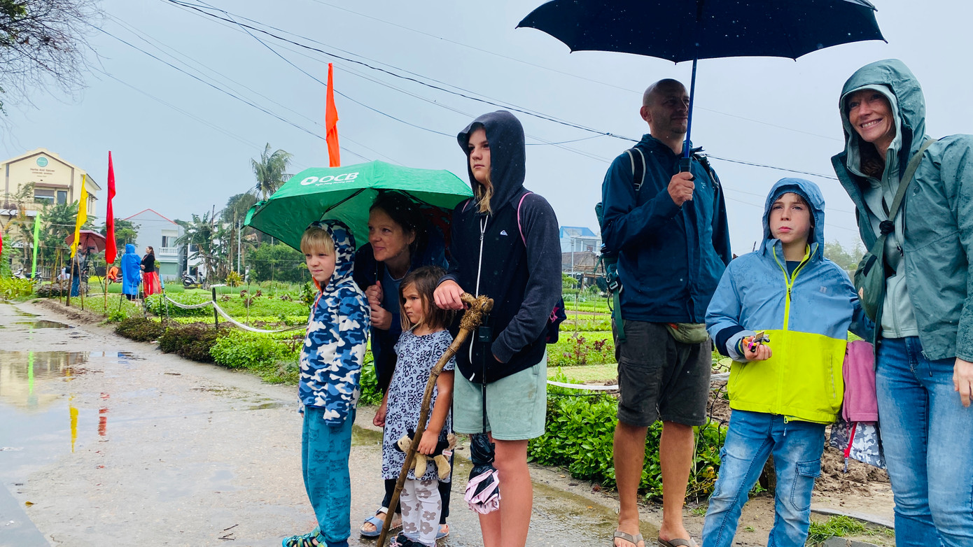 Nhiều du khách đội mưa dự lễ hội ở làng du lịch tốt nhất.