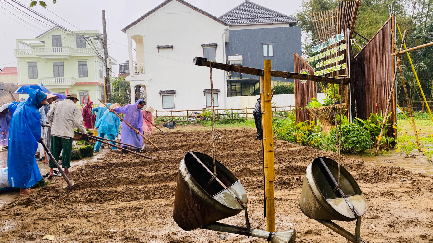 Nhiều du khách đội mưa dự lễ hội ở làng du lịch tốt nhất.