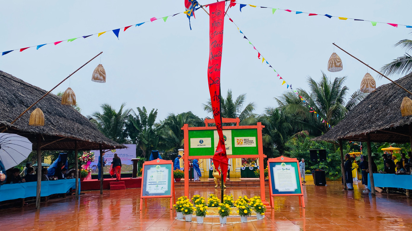 Trong khuôn khổ lễ hội, các nghi thức tâm linh được các bô lão trong làng chuẩn bị và thực hiện đúng theo phong tục xưa của làng. Từ việc dựng nêu vào ngày 24 tháng Chạp, nghinh thần về đàn cúng và cúng lễ túc vào mồng 6 tháng Giêng, tổ chức dâng lễ và cúng tế Thần Nông vào mồng 7 tháng Giêng; cho đến việc viết văn tế, chọn Chánh bái, Chánh bái tả - hữu phân hiến, đội khánh tiết, người đọc văn, người xướng tế... đều được chuẩn bị kỹ lưỡng và trang trọng.