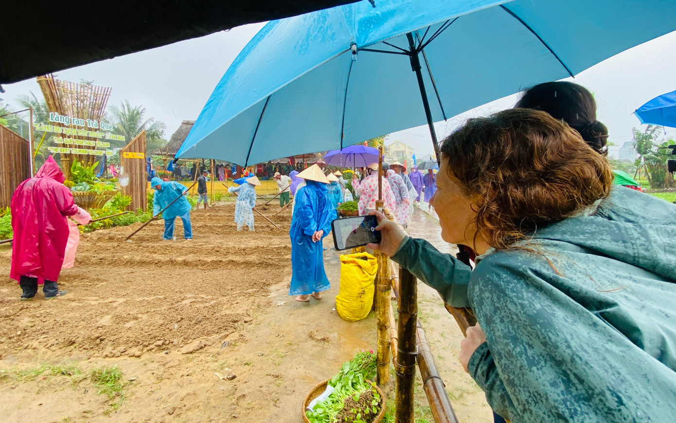 Nhiều du khách đội mưa dự lễ hội ở làng du lịch tốt nhất.