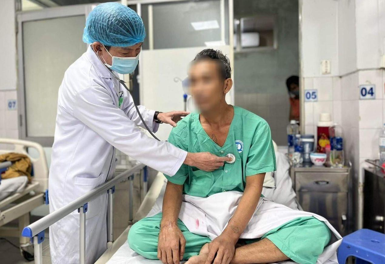 Bệnh nhân K. được cứu sống, nay đã có thể ngồi dậy trò chuyện. Ảnh X.H