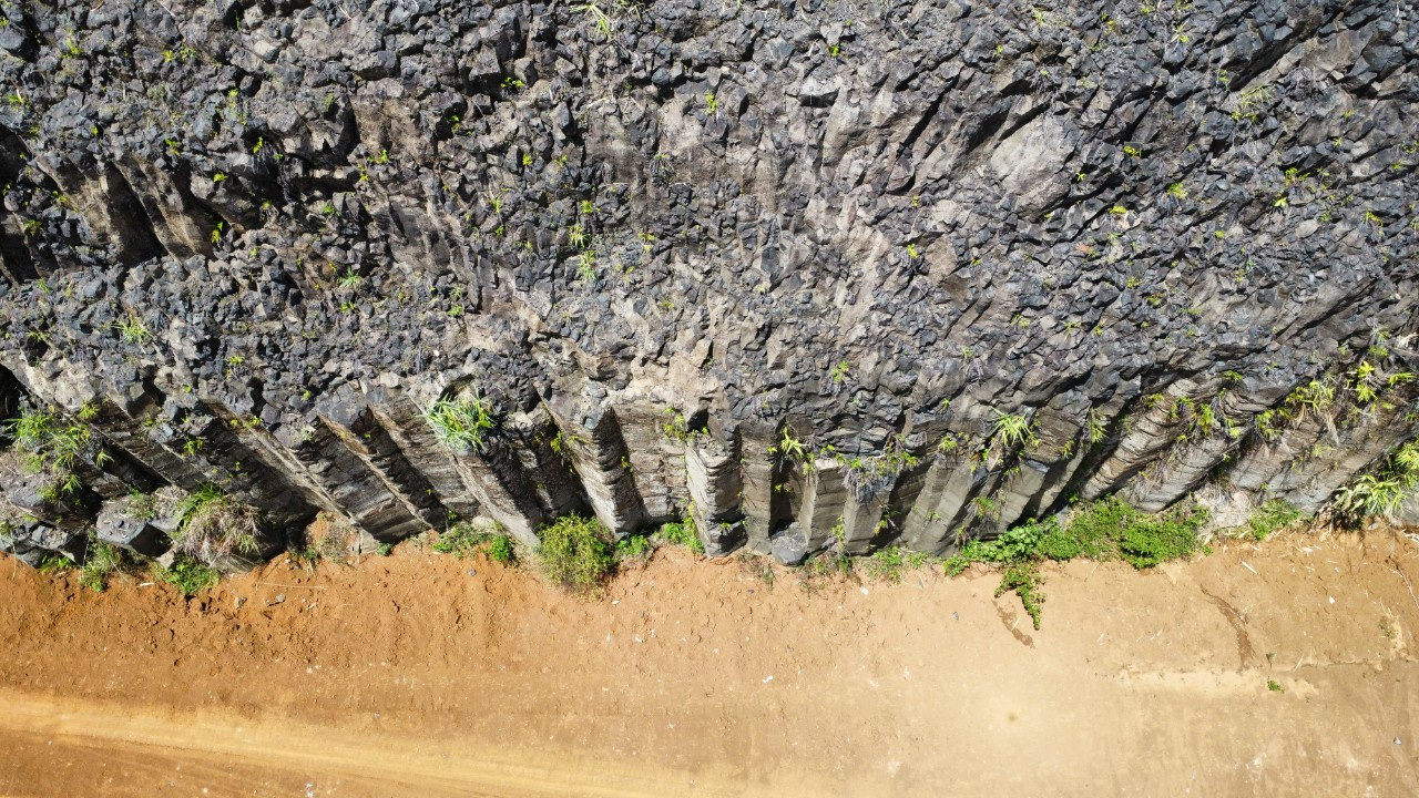 Đá được sắp đặt tương đồng từng khối và màu sắc. Mặt cắt các trụ đá có tiết diện hình tứ giác, lục giác hoặc tròn.