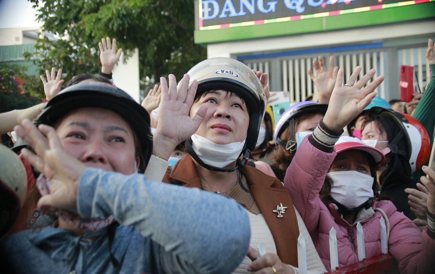 Nhiều người không giấu được xúc động, rưng rưng nước mắt trước giờ con, em lên đường nhận nhiệm vụ.