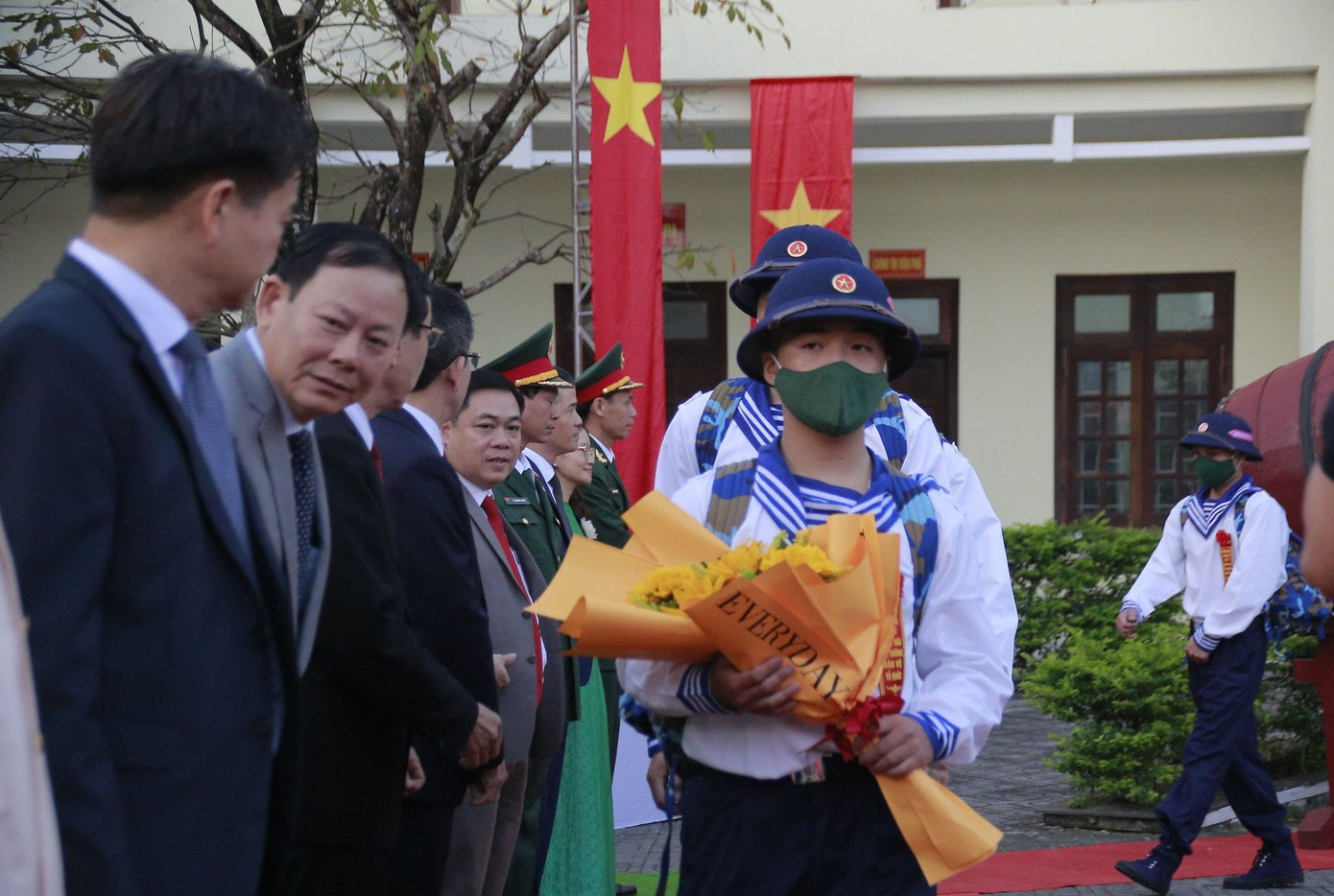 Sáng 8/2, hơn 2.450 thanh niên Quảng Nam lên đường nhập ngũ. Tại các điểm giao nhận quân, lãnh đạo địa phương có mặt tặng hoa, chúc mừng các tân binh.