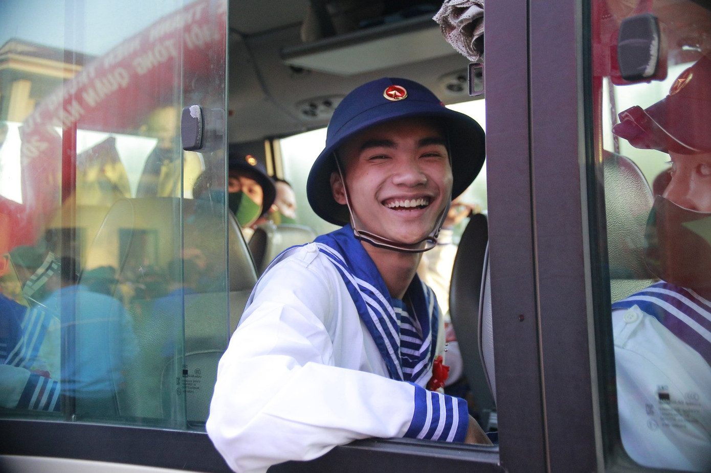 Hào hứng, tin tưởng bản thân sẽ hoàn thành nhiệm vụ.