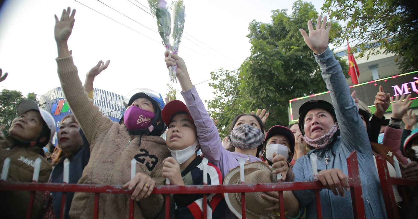 Rất đông người dân đến tiễn các tân binh lên đường nhập ngũ, chúc con em hoàn thành nhiệm vụ,
