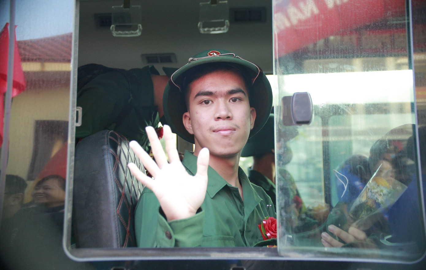 Vẫy chào người thân để lên đường