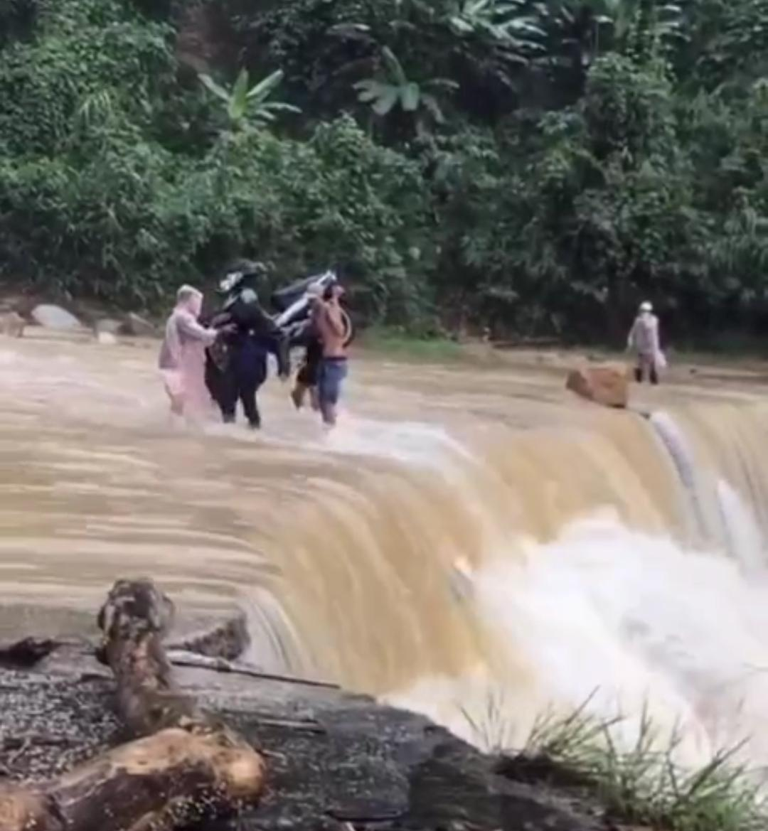 Người dân vượt lũ qua thác Tắc Chua nằm giáp ranh giữa hai Trà Vân và Trà Vinh Người dân vượt lũ qua thác Tắc Chua nằm giáp ranh giữa hai Trà Vân và Trà Vinh