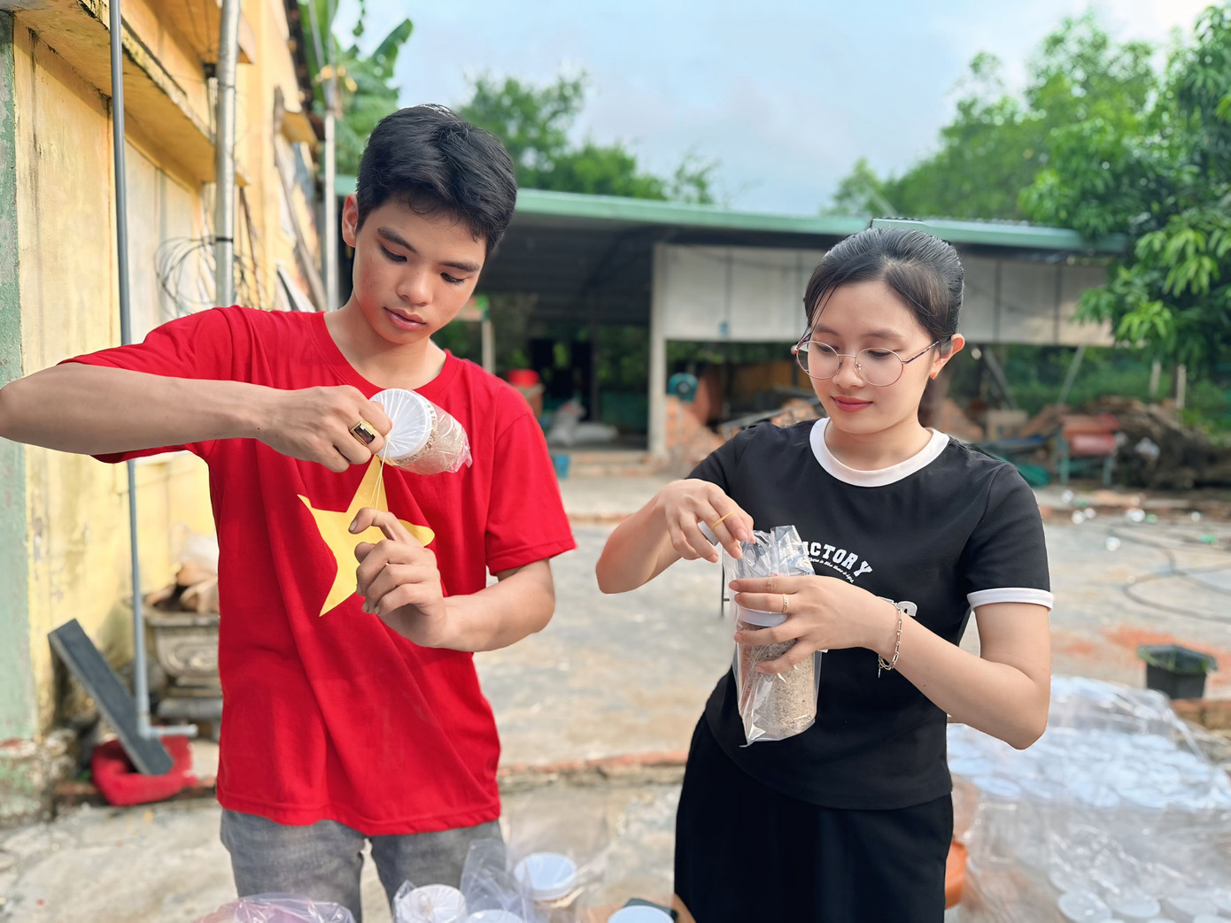 Bạn trẻ cùng xắn tay vào bếp, làm những hũ thịt muối, muối đậu yêu thương gửi đồng bào lũ lụt.
