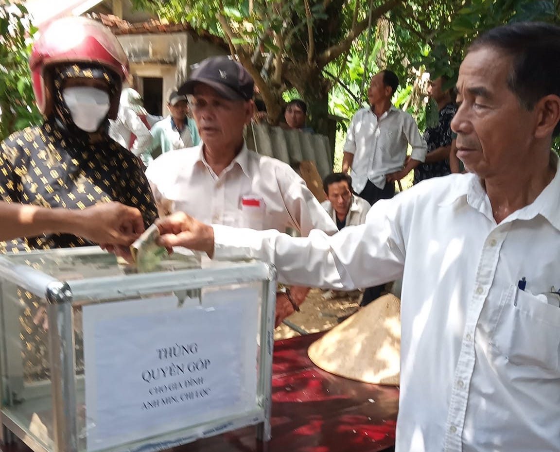 Người dân lập thùng quyên góp hỗ trợ gia đình anh T. vừa mất cùng lúc 3 người con.