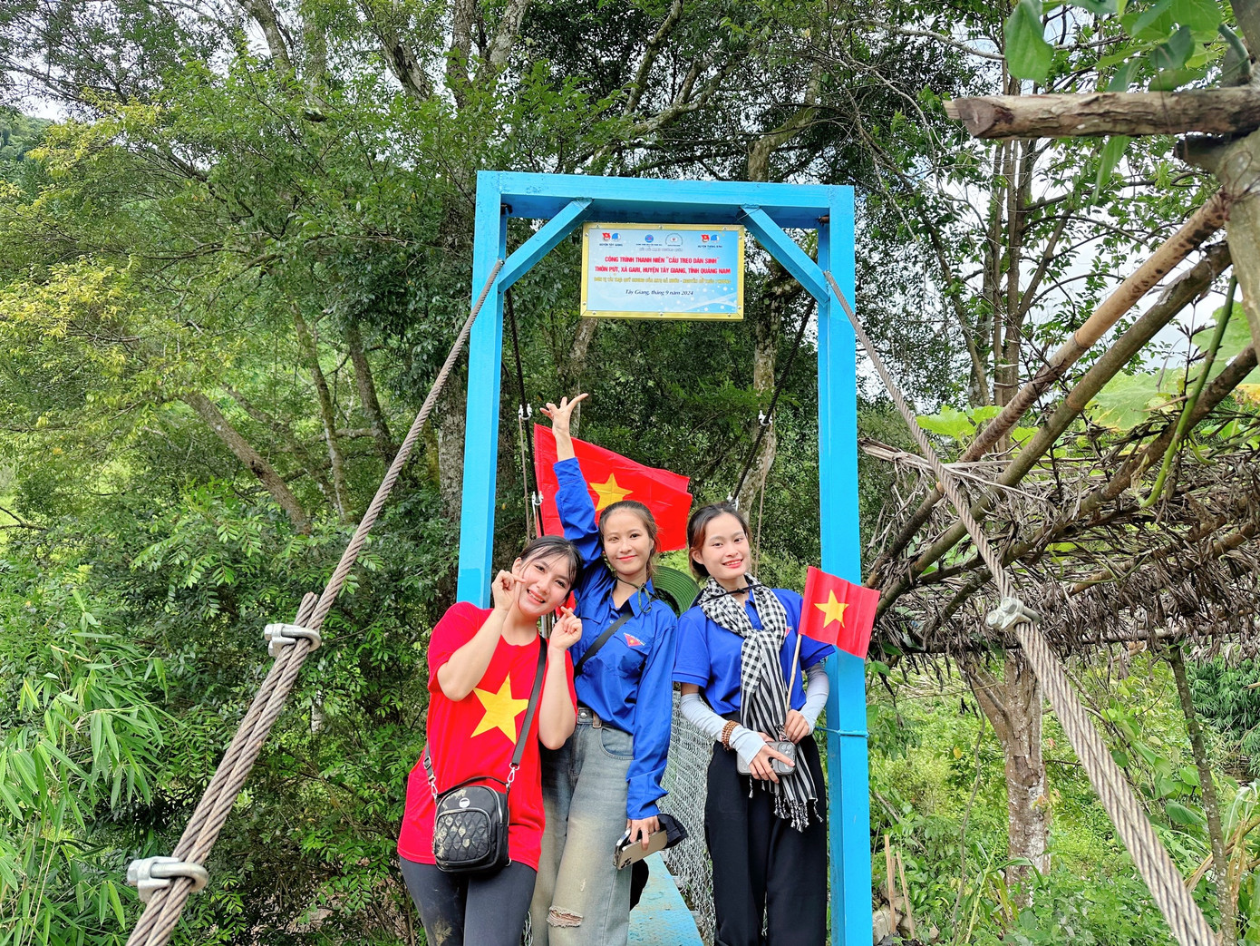 Cây cầu trị giá 150 triệu đồng từ hỗ trợ của mạnh thường quân, và sự đóng góp công sức của đoàn viên thanh niên và người dân. Với sự nhiệt huyết, nỗ lực, công trình ý nghĩa hoàn thành đúng lễ Quốc khánh 2/9. Cây cầu trị giá 150 triệu đồng từ hỗ trợ của mạnh thường quân, và sự đóng góp công sức của đoàn viên thanh niên và người dân. Với sự nhiệt huyết, nỗ lực, công trình ý nghĩa hoàn thành đúng lễ Quốc khánh 2/9.