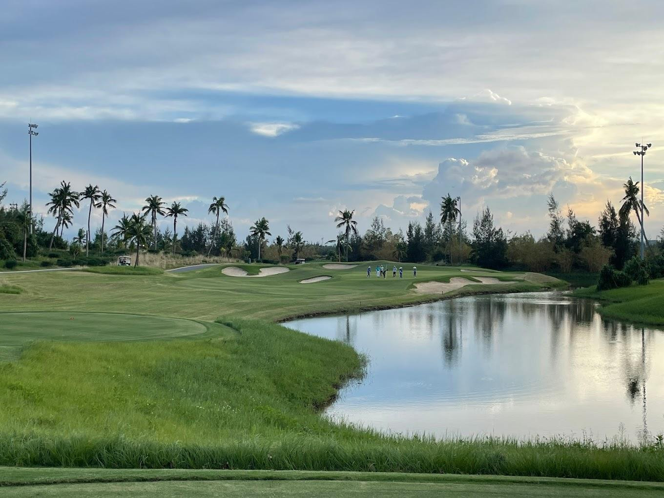 Lãnh đạo HĐND tỉnh Quảng Nam cho biết đang xác minh vụ việc một đại biểu HĐND bị tố đánh nữ nhân viên sân golf. Lãnh đạo HĐND tỉnh Quảng Nam cho biết đang xác minh vụ việc một đại biểu HĐND bị tố đánh nữ nhân viên sân golf.