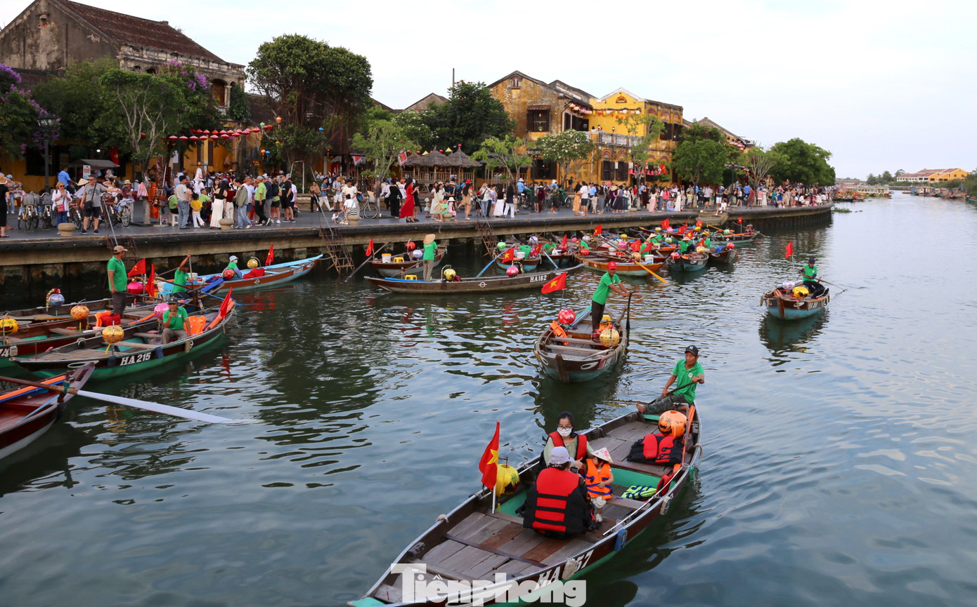 Nhiều người chọn trải nghiệm dịch vụ chèo ghe trên sông Hoài ngắm nhìn phố cổ lung linh với ánh đèn lồng. Ảnh: Hoài Văn