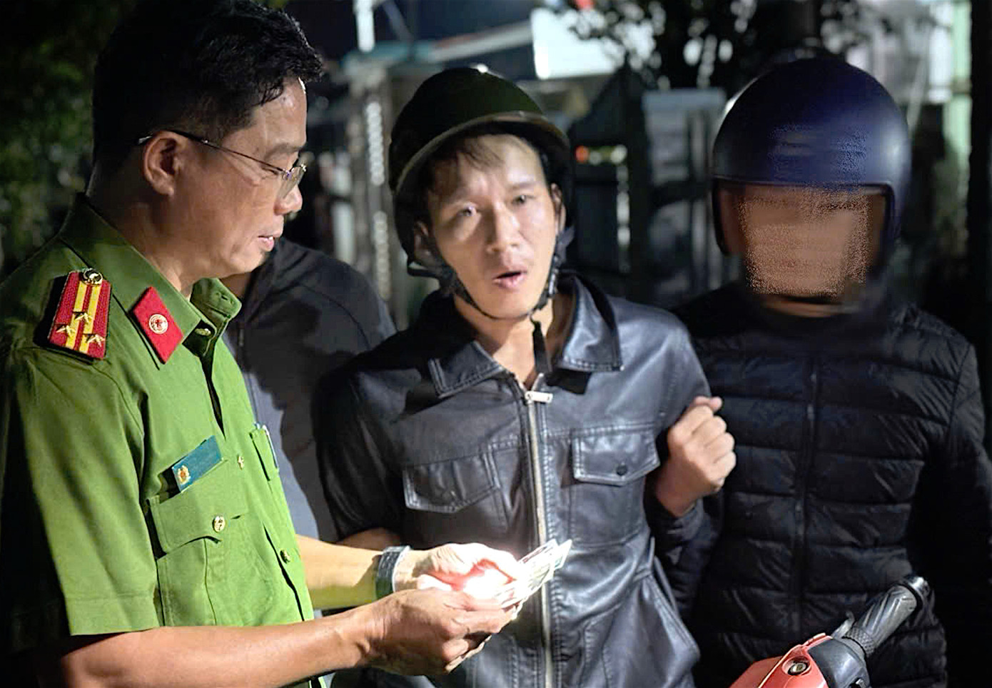 Nghi phạm Nguyễn Trịnh Chí Tâm bị bắt khẩn cấp sau 2 giờ lẩn trốn. Ảnh CA