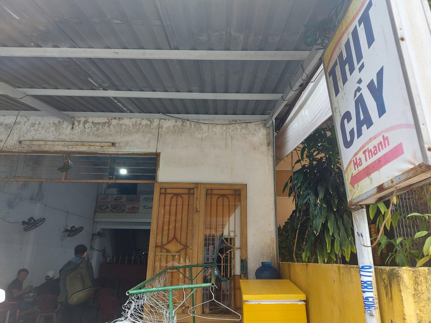 Quán thịt cầy trên đường Nguyễn Tất Thành.