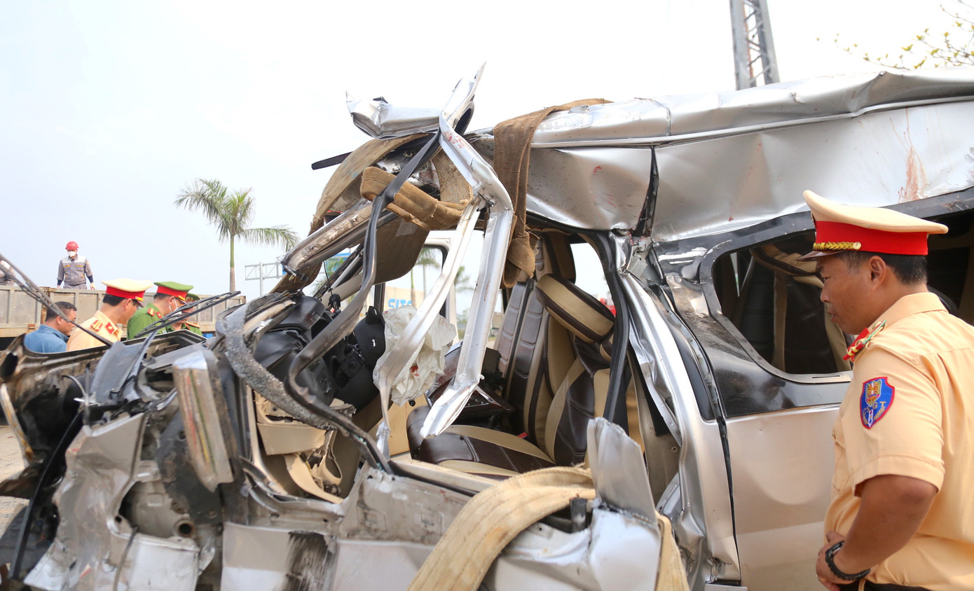 Xe khách biến dạng sau tai nạn. Xe khách biến dạng sau tai nạn.