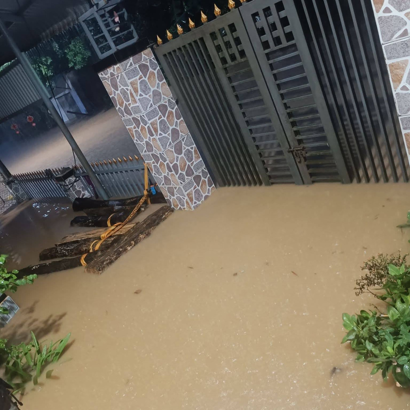 Nhiều nơi ở Quảng Nam bị nước lũ tấn công.