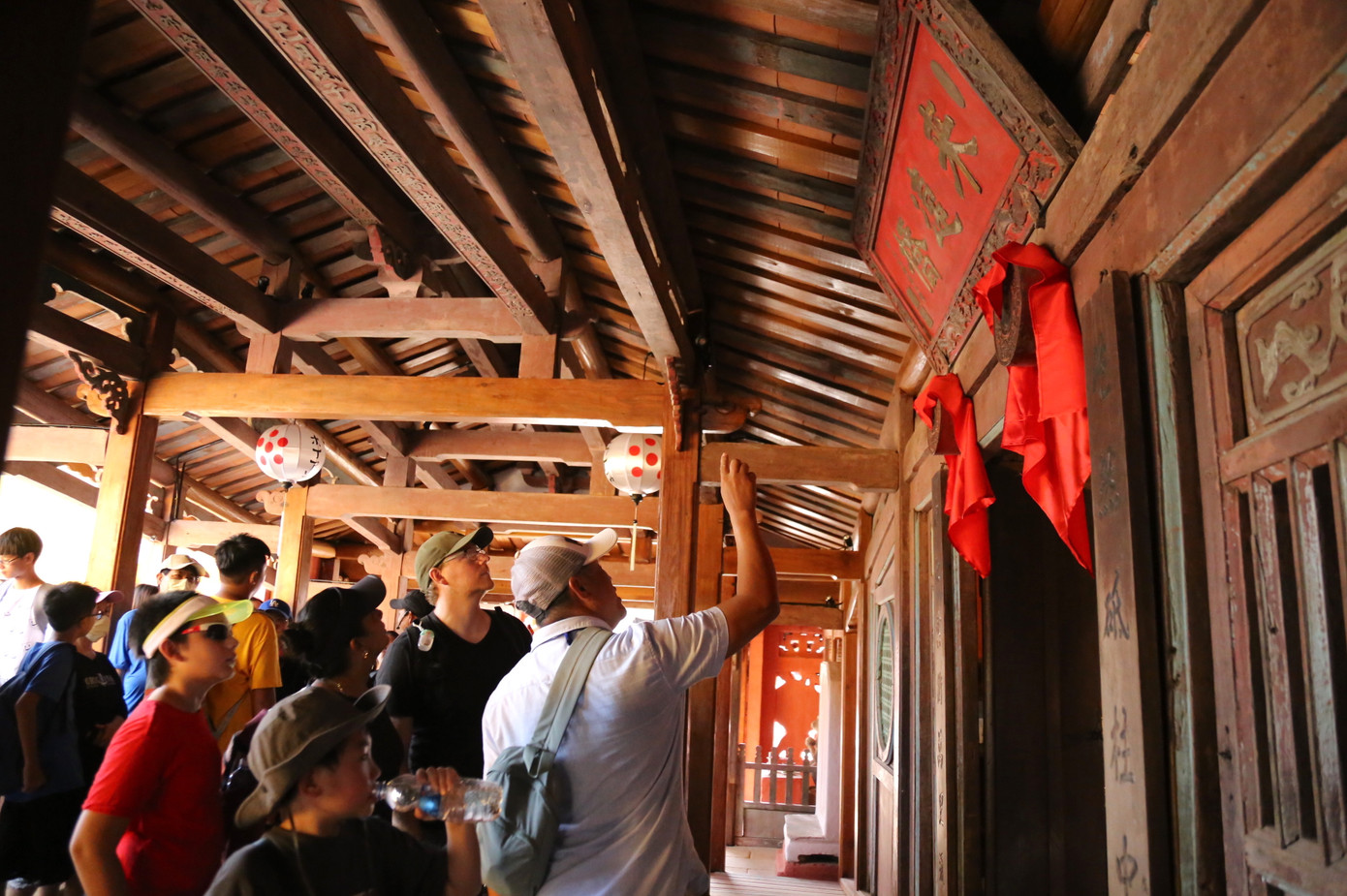 Ghi nhận của PV Tiền Phong chiều 31/7, rất đông du khách đến tham quan di tích Chùa Cầu - Hội An. Cả khách nội địa và khách quốc tế đều kéo đến tham quan khiến khu vực này có lúc chật kín người.