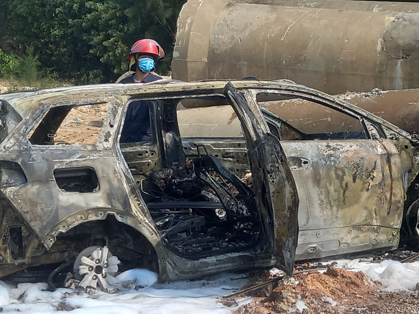 Chiếc xe cháy trụi, bên trong có một người tử vong. Ảnh CTV
