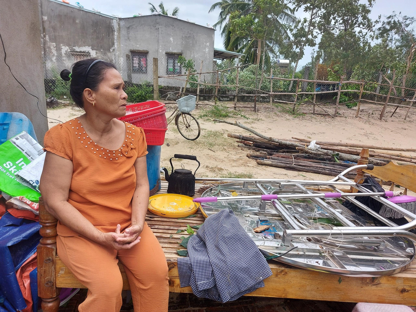 Ngôi nhà bà Nguyễn Thị Liên (60 tuổi) cũng bị gió bão cuốn toàn bộ mái tôn. Ngồi giữa trời, bà Liên mếu máo nói rằng năm ngoái bão cuốn đi, gom góp mãi mới dựng lại được thì nay bão số 4 lại cuốn phăng nỗ lực của mấy mẹ con bà. Trước bão, hai mẹ con cũng chạy đi mua dây buộc, xúc cát chằng chống phần mái nhưng khi về thì thấy mọi thứ ngổn ngang.