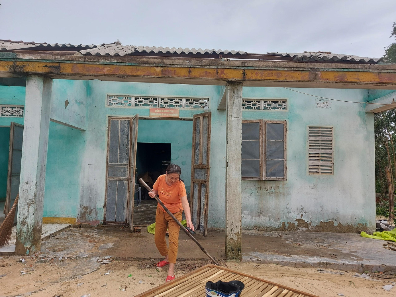 Bà Giàu thu dọn những gì còn sót lại sau bão.