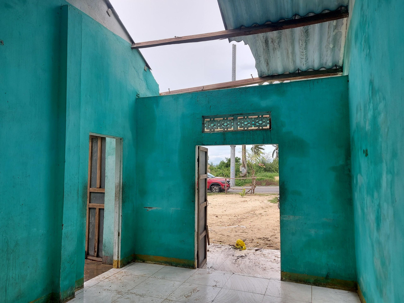 Ngôi nhà tan hoang sau bão.