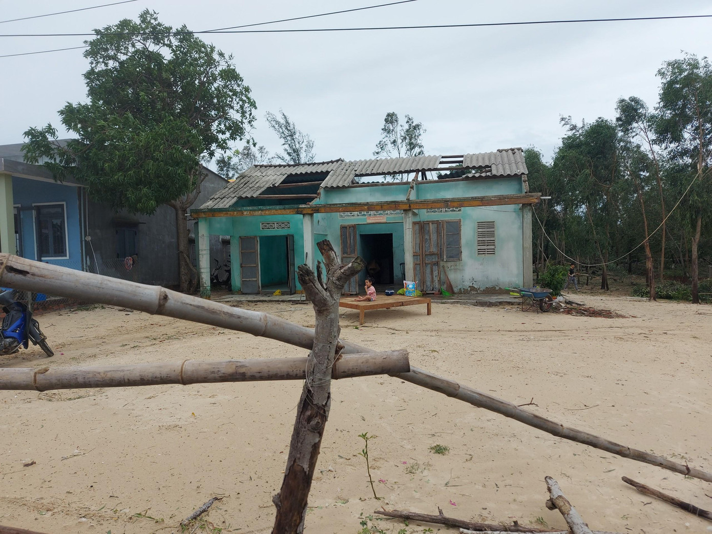 Nỗi lo sợ của bà Giàu thành hiện thực khi vừa đặt chân tới nhà là cảnh tan hoang, toàn bộ mái tôn bị cuốn sạch, đồ đạc trong nhà hư hỏng.