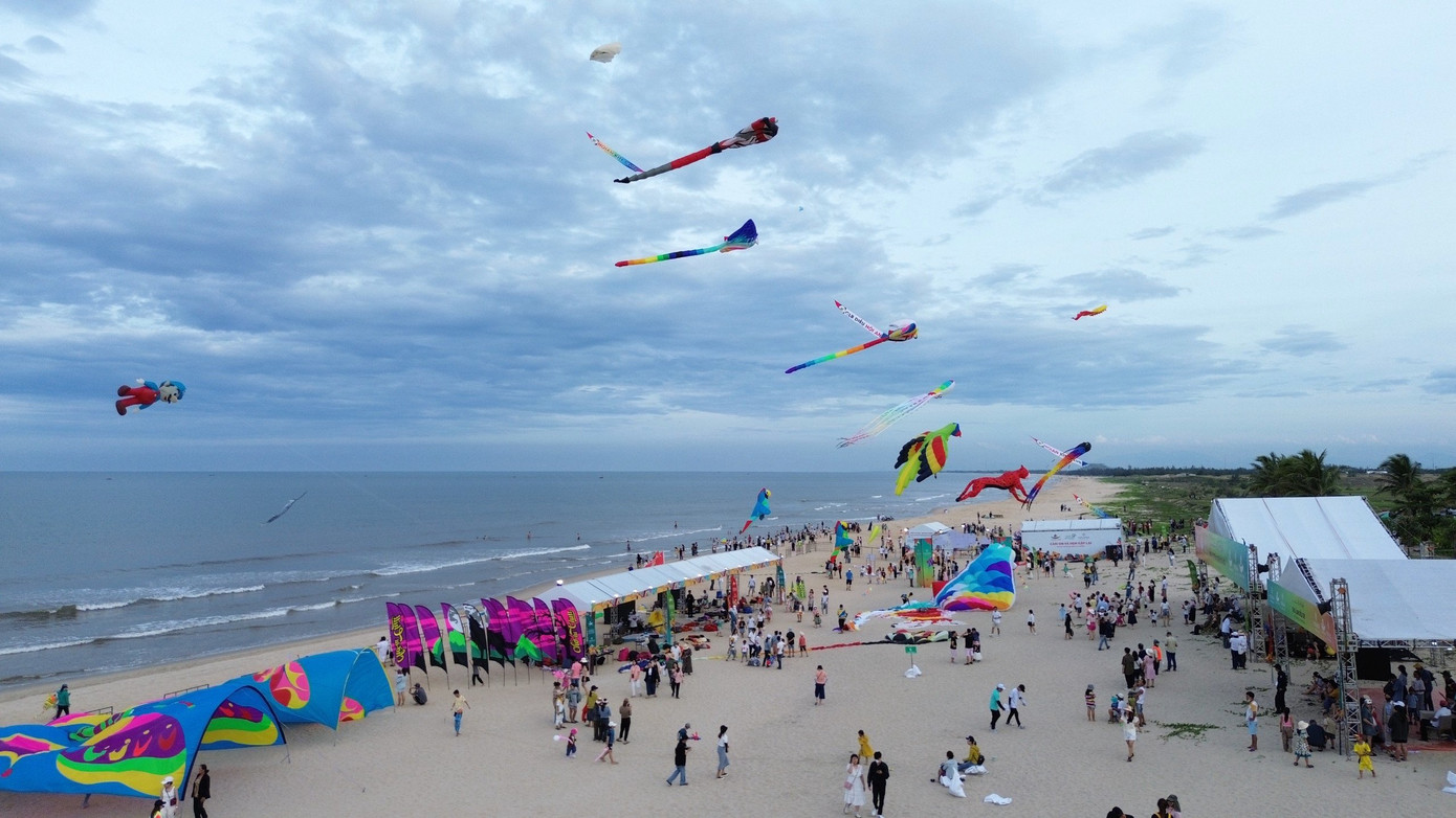Lễ hội diều khuấy động bãi biển Quảng Nam. Lễ hội diều khuấy động bãi biển Quảng Nam.