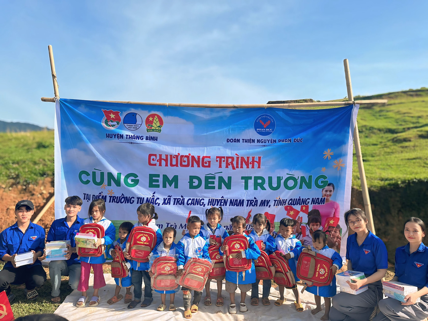 Nhóm thiện nguyện trao tặng 50 suất quà là sách vở, cặp sách, áo quần đồng phục; tặng 70 lá cờ, 70 chiếc khăn quàng đỏ cho các em nhỏ nhân dịp đầu năm học mới. 45 suất quà là các vật phẩm thiết yếu trao tặng tới bà con và tổ chức bữa ăn nhân ái cùng người dân trong làng. Nhóm thiện nguyện trao tặng 50 suất quà là sách vở, cặp sách, áo quần đồng phục; tặng 70 lá cờ, 70 chiếc khăn quàng đỏ cho các em nhỏ nhân dịp đầu năm học mới. 45 suất quà là các vật phẩm thiết yếu trao tặng tới bà con và tổ chức bữa ăn nhân ái cùng người dân trong làng.