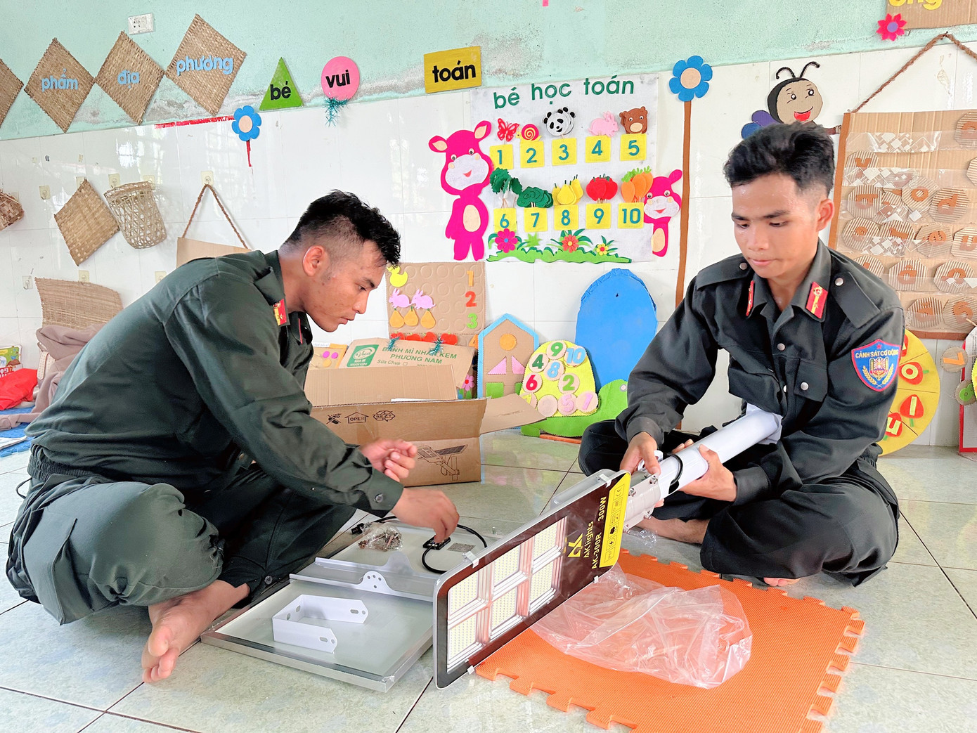 Lắp đặt hệ thống đèn năng lượng mặt trời chiếu sáng bản làng. Lắp đặt hệ thống đèn năng lượng mặt trời chiếu sáng bản làng.