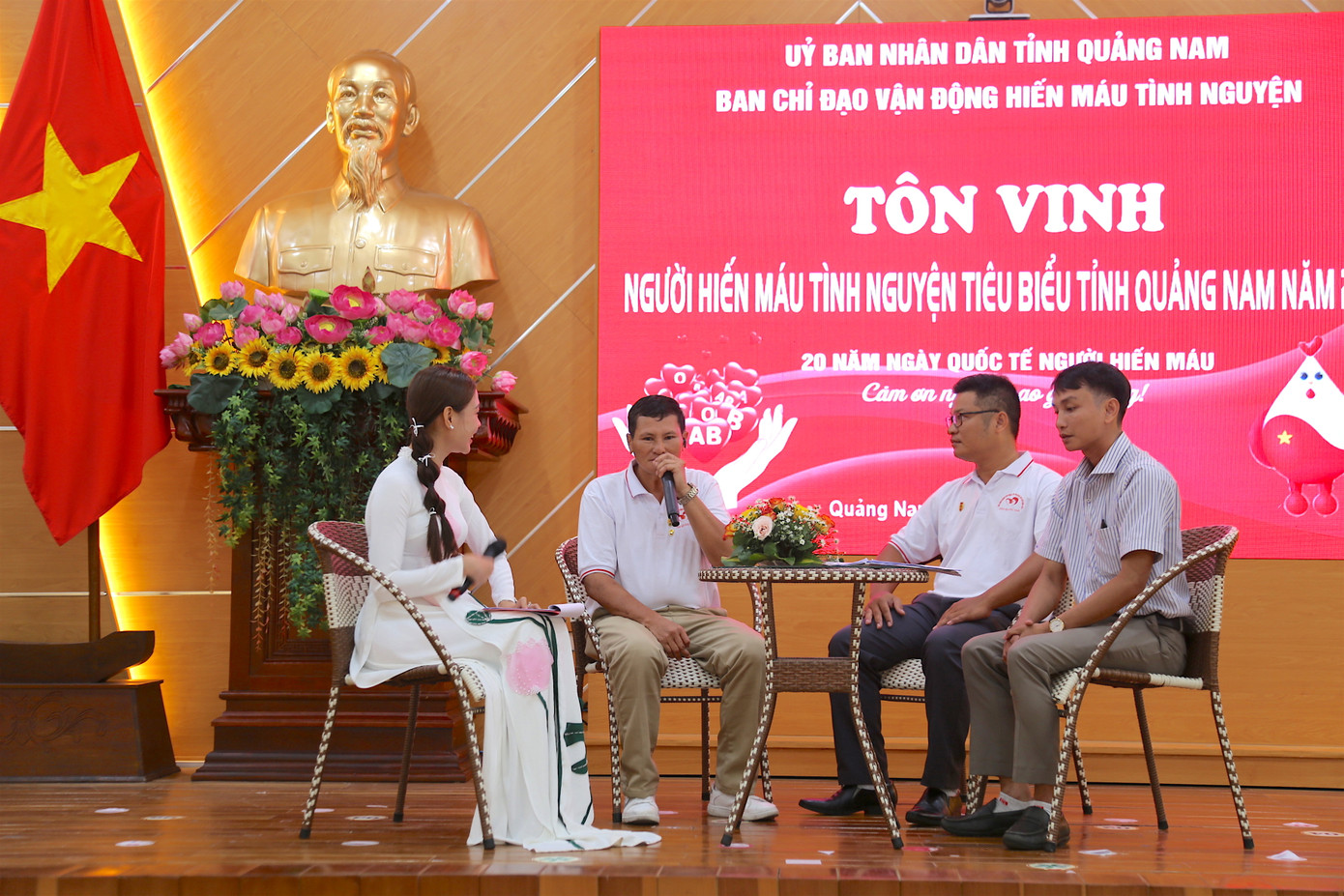 Giao lưu cùng cá nhân đóng góp tiêu biểu trong hoạt động hiến máu tình nguyện tỉnh Quảng Nam.