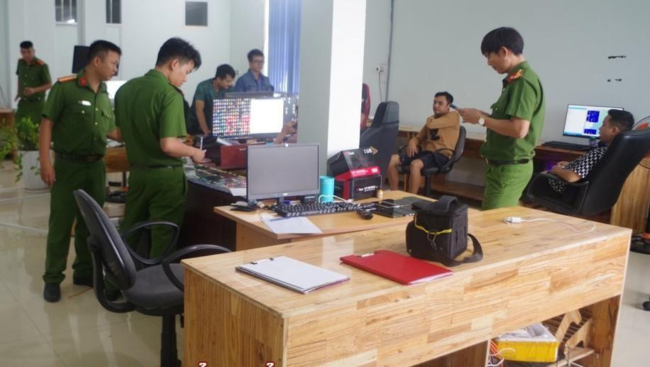 Công an khám xét công ty S1 Media. Ảnh CA