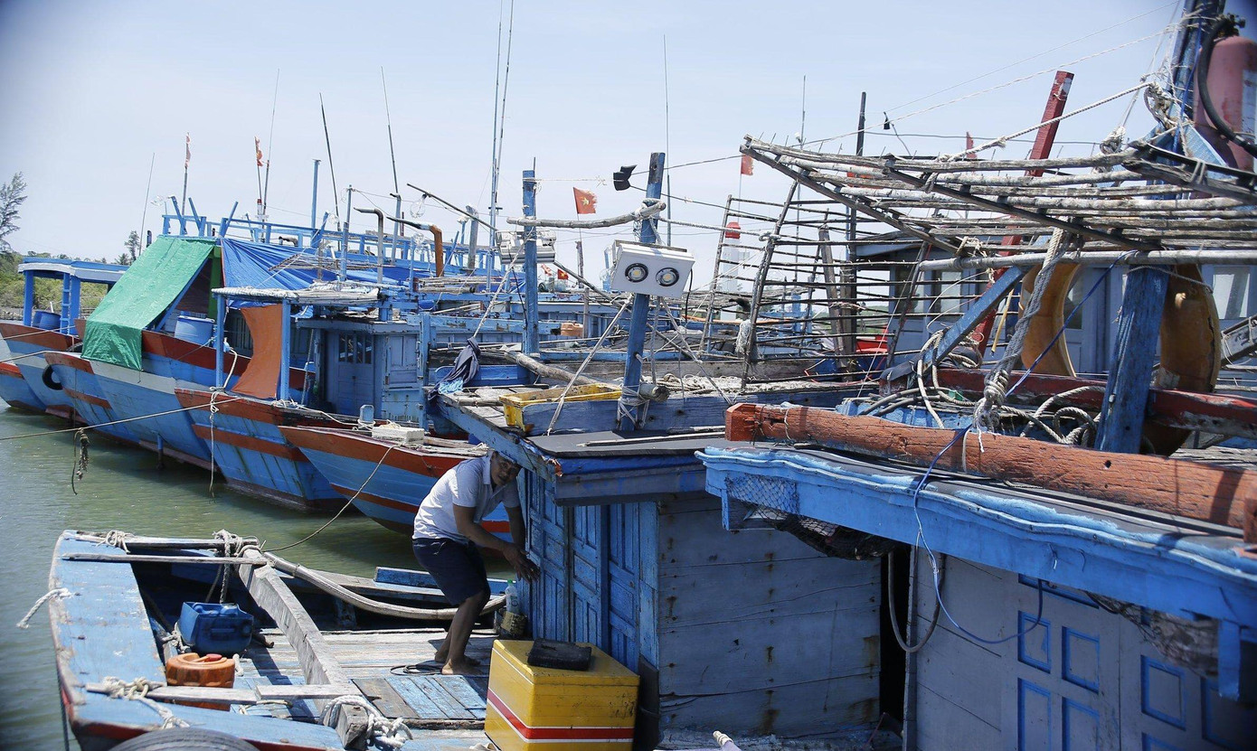 Ngư dân đối mặt với nhiều khó khăn khi vươn khơi.