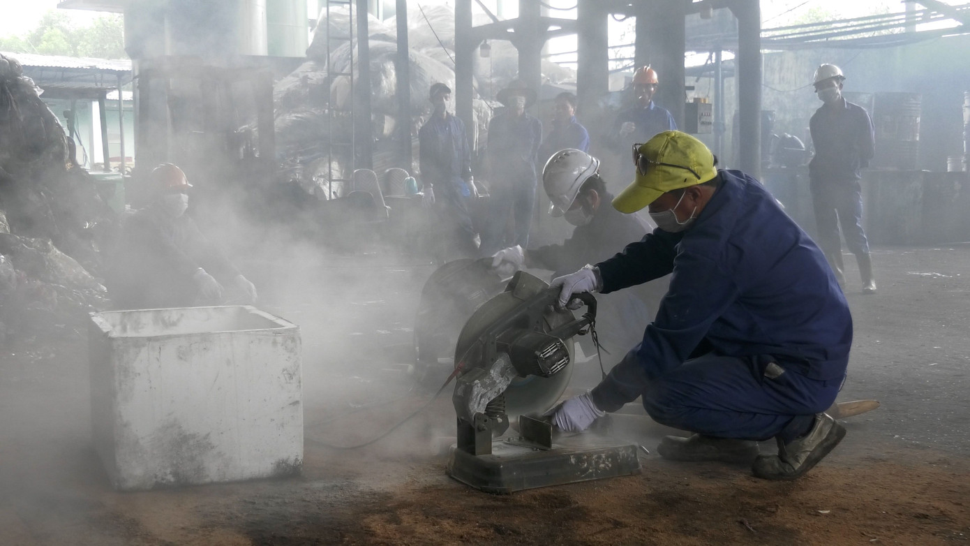 Lực lượng chức năng tiêu hủy gần 10 tấn tang vật động vật hoang dã nhập lậu từ châu Phi tổng giá trị ước tính lên đến 300 tỷ đồng. Ảnh: ENV. Lực lượng chức năng tiêu hủy gần 10 tấn tang vật động vật hoang dã nhập lậu từ châu Phi tổng giá trị ước tính lên đến 300 tỷ đồng. Ảnh: ENV.