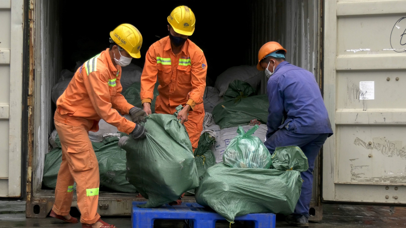 Lực lượng chức năng tiêu hủy gần 10 tấn tang vật động vật hoang dã nhập lậu từ châu Phi tổng giá trị ước tính lên đến 300 tỷ đồng. Ảnh: ENV. Lực lượng chức năng tiêu hủy gần 10 tấn tang vật động vật hoang dã nhập lậu từ châu Phi tổng giá trị ước tính lên đến 300 tỷ đồng. Ảnh: ENV.