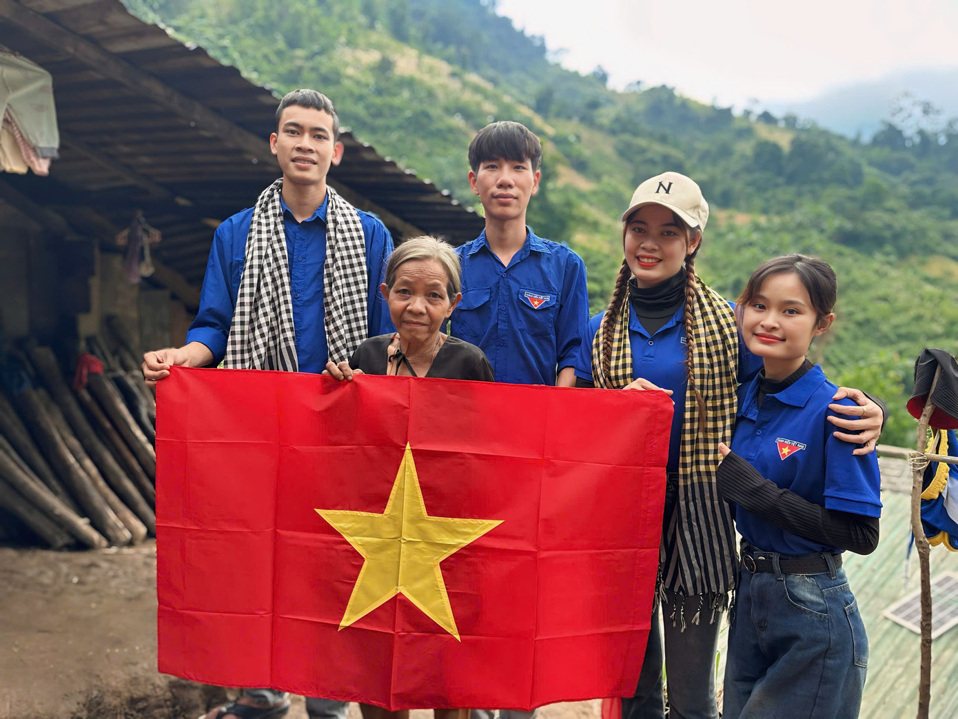 Tặng cờ Tổ quốc cho người dân.