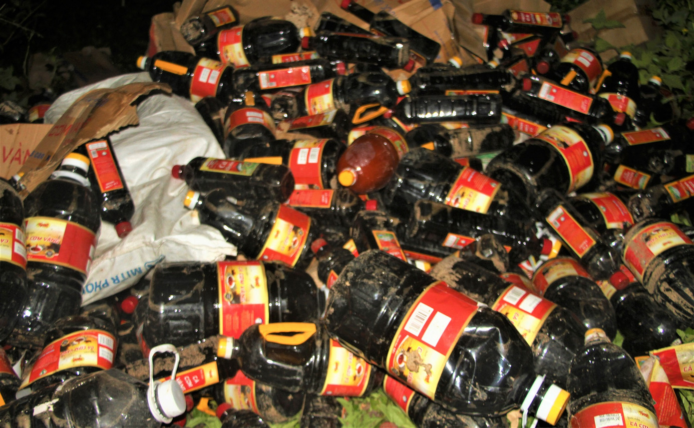 Phát hiện lượng lớn chai nước mắm vứt bỏ trong bụi rậm. Phát hiện lượng lớn chai nước mắm vứt bỏ trong bụi rậm.