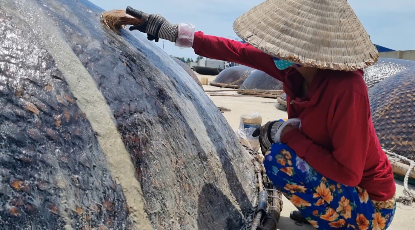 Sau mỗi chuyến ra khơi, những chiếc thúng chai sẽ được đưa lên bờ để kiểm tra, sơn lại lớp dầu chống nước. Có ngư dân trực tiếp làm việc này, nếu không sẽ thuê người làm. Một đội quân chuyên 'hành nghề' quét dầu cho thúng chai cũng được hình thành. Sau mỗi chuyến ra khơi, những chiếc thúng chai sẽ được đưa lên bờ để kiểm tra, sơn lại lớp dầu chống nước. Có ngư dân trực tiếp làm việc này, nếu không sẽ thuê người làm. Một đội quân chuyên 'hành nghề' quét dầu cho thúng chai cũng được hình thành.