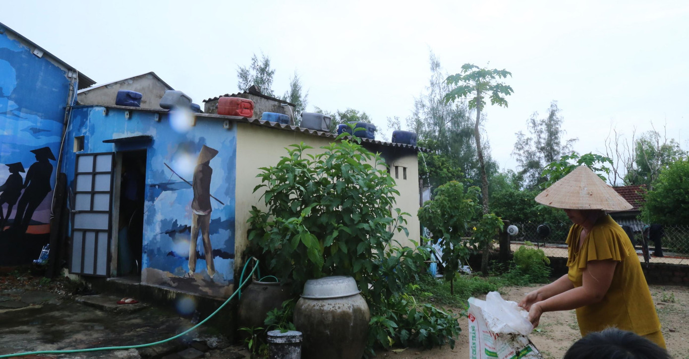 Gấp rút chuẩn bị trước giờ bão vào đất liền.