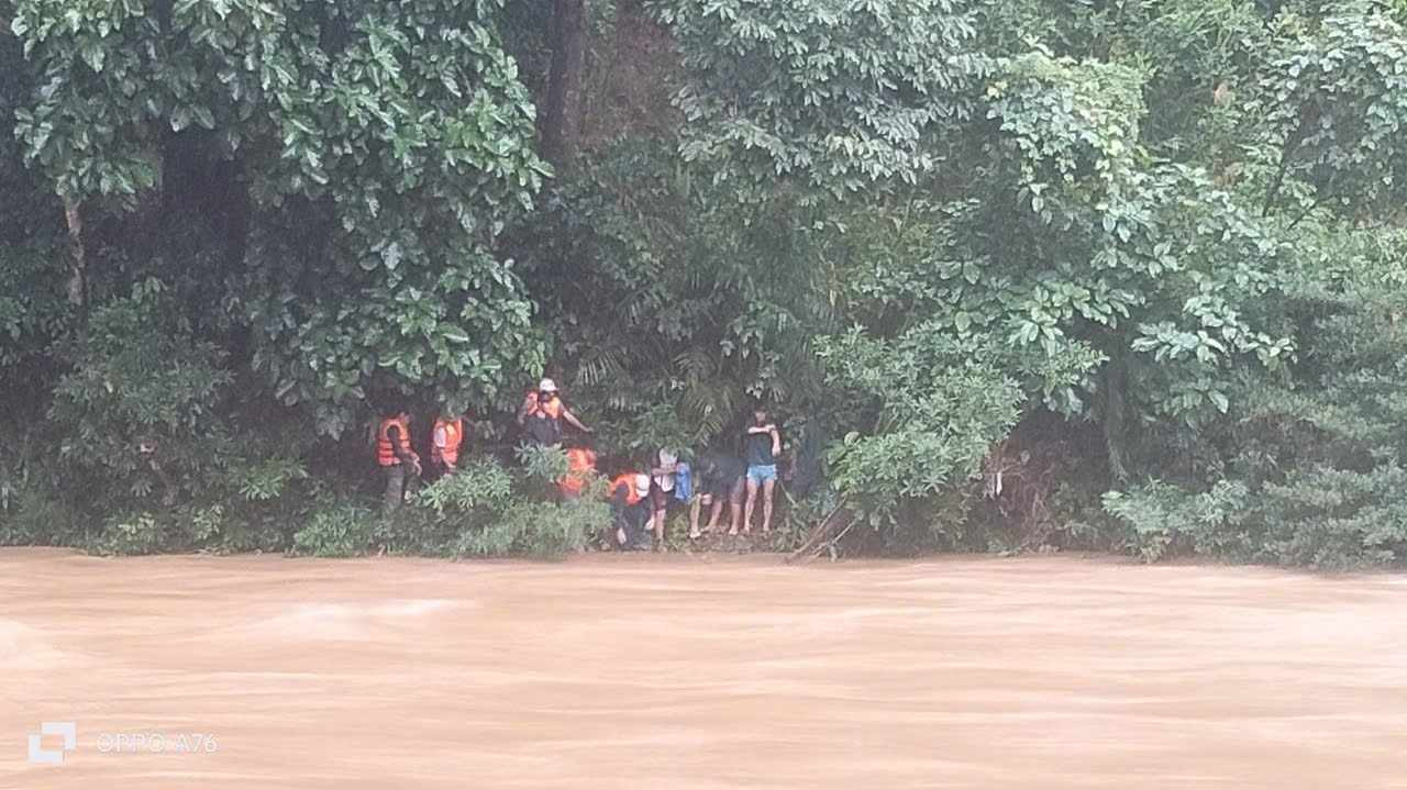 Lực lượng chức năng cùng người dân nỗ lực tìm kiếm cháu bé 2 tuổi ở Quảng Nam mất tích. Ảnh CTV