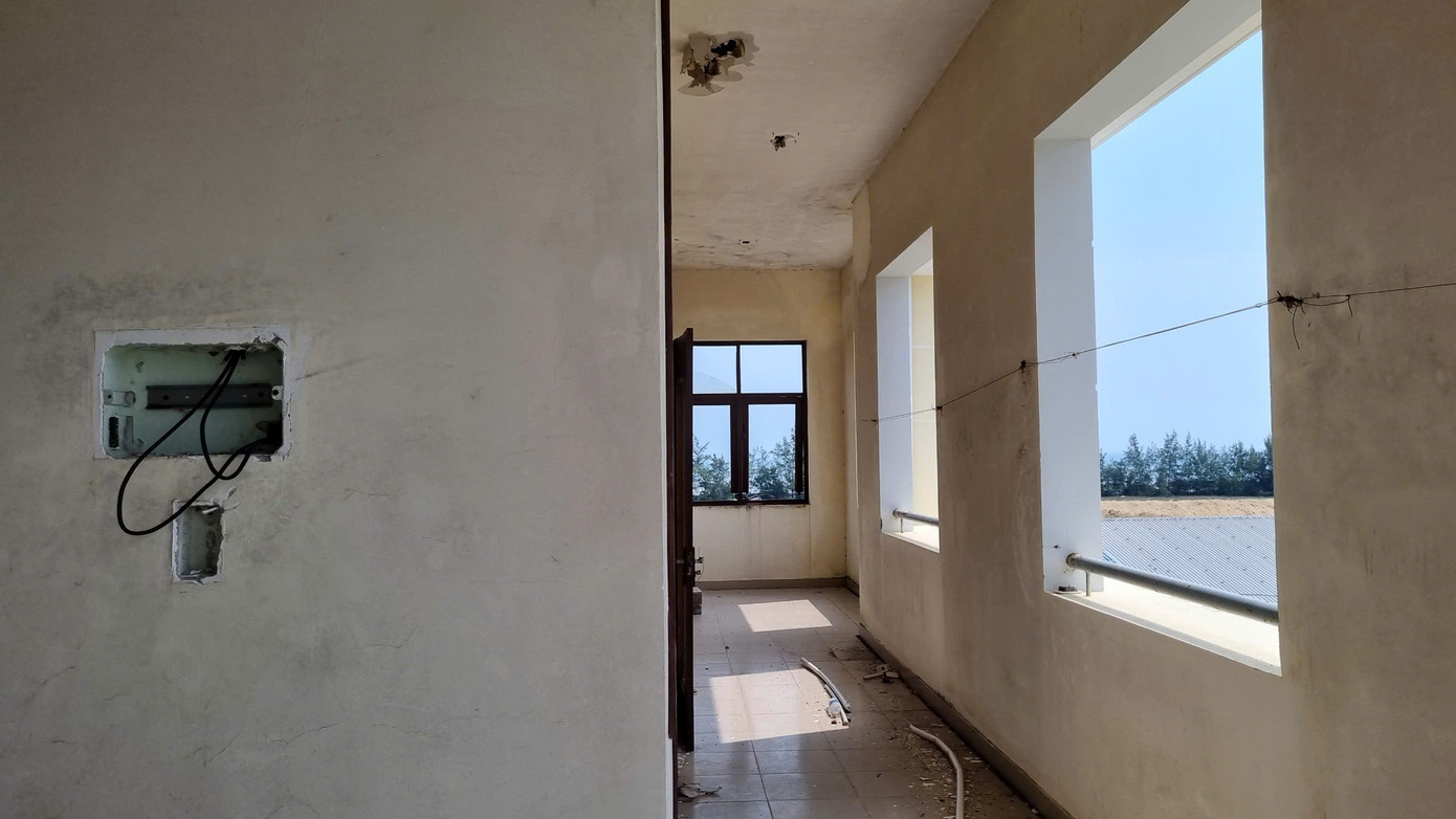 Nền nhà, trần nhà, cửa đều hư hỏng. Nền nhà, trần nhà, cửa đều hư hỏng.