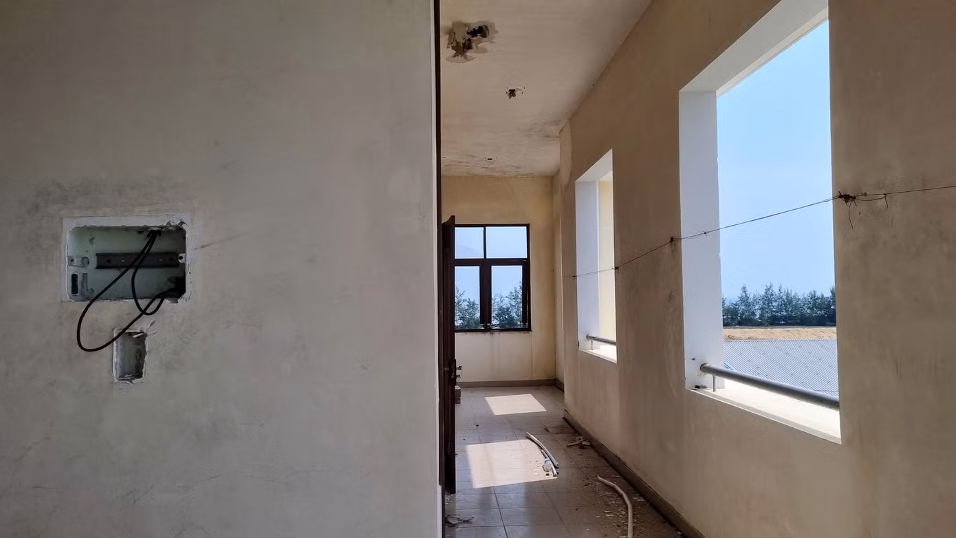 Nền nhà, trần nhà, cửa đều hư hỏng.